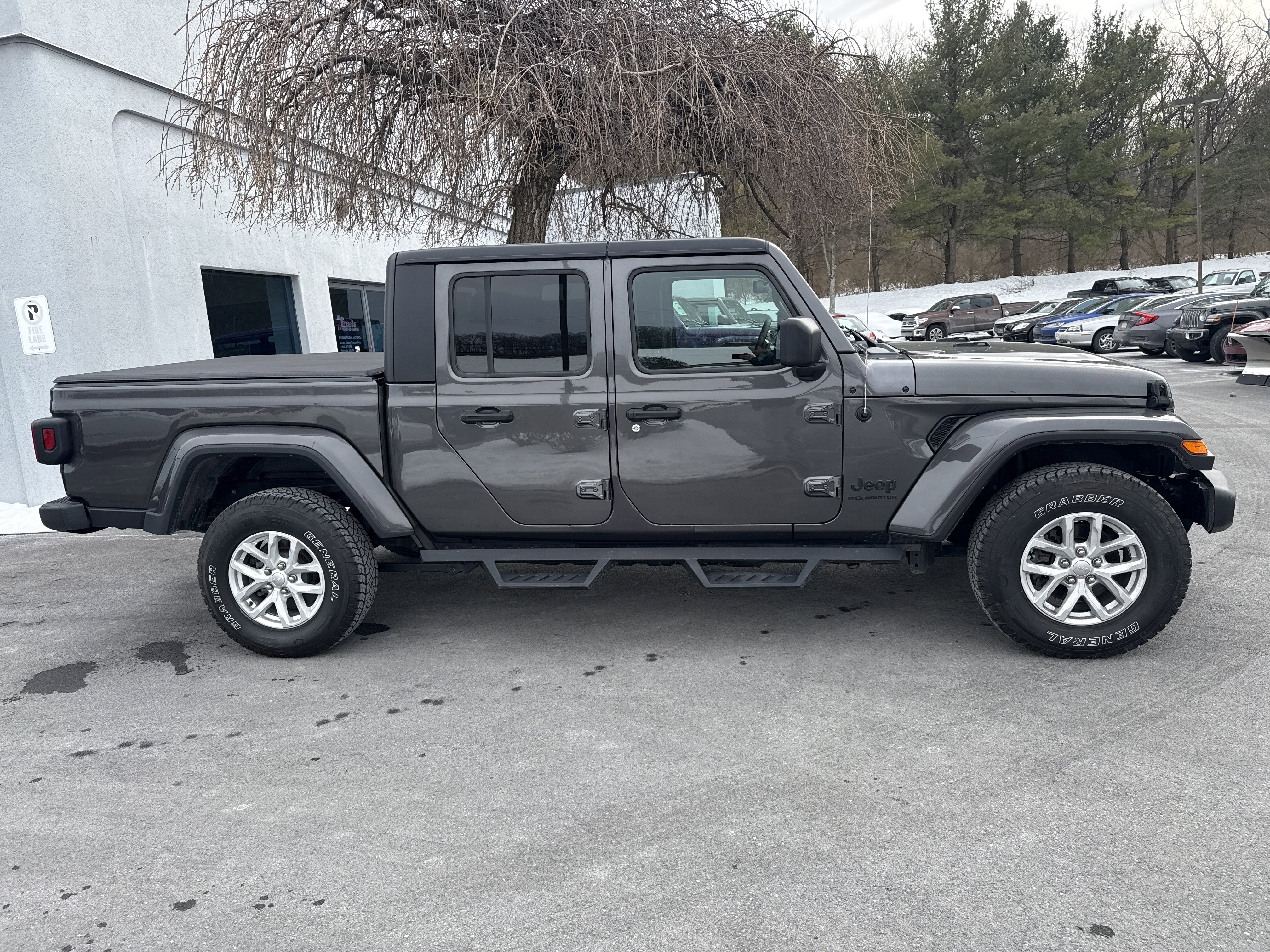 Used 2023 Jeep Gladiator Sport image 2