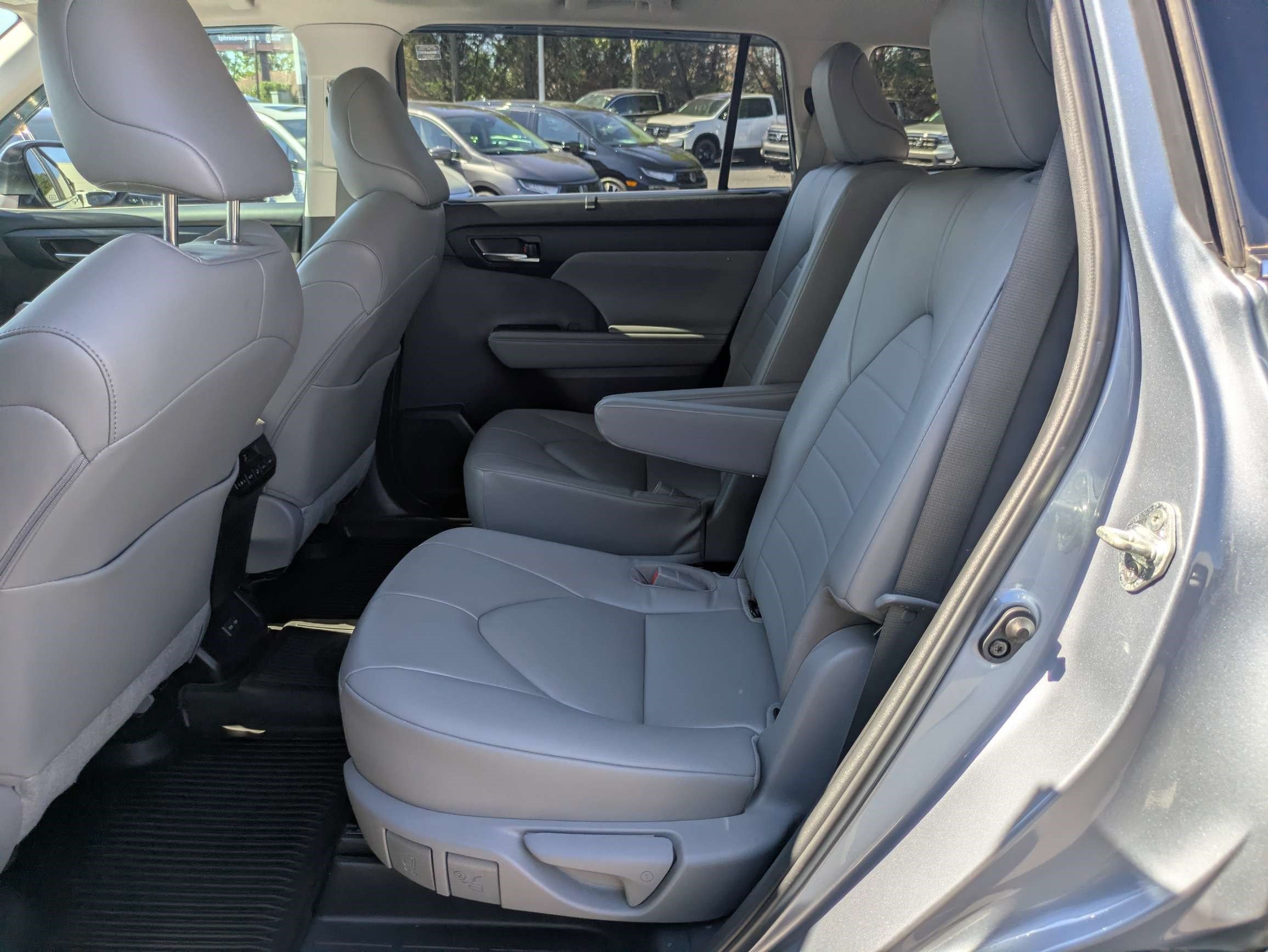 Used 2023 Toyota Highlander XLE FWD image 21