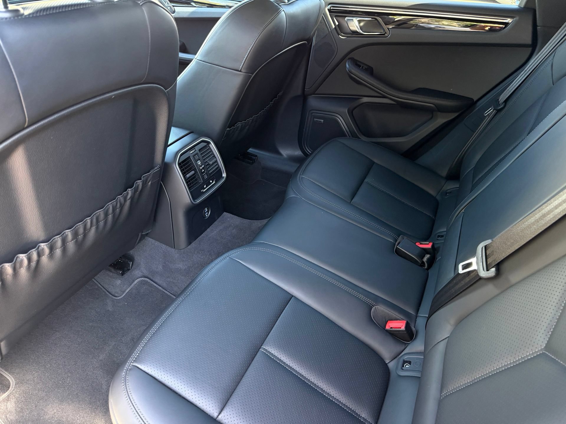 Used 2026 Porsche Macan S AWD/4WD image 30