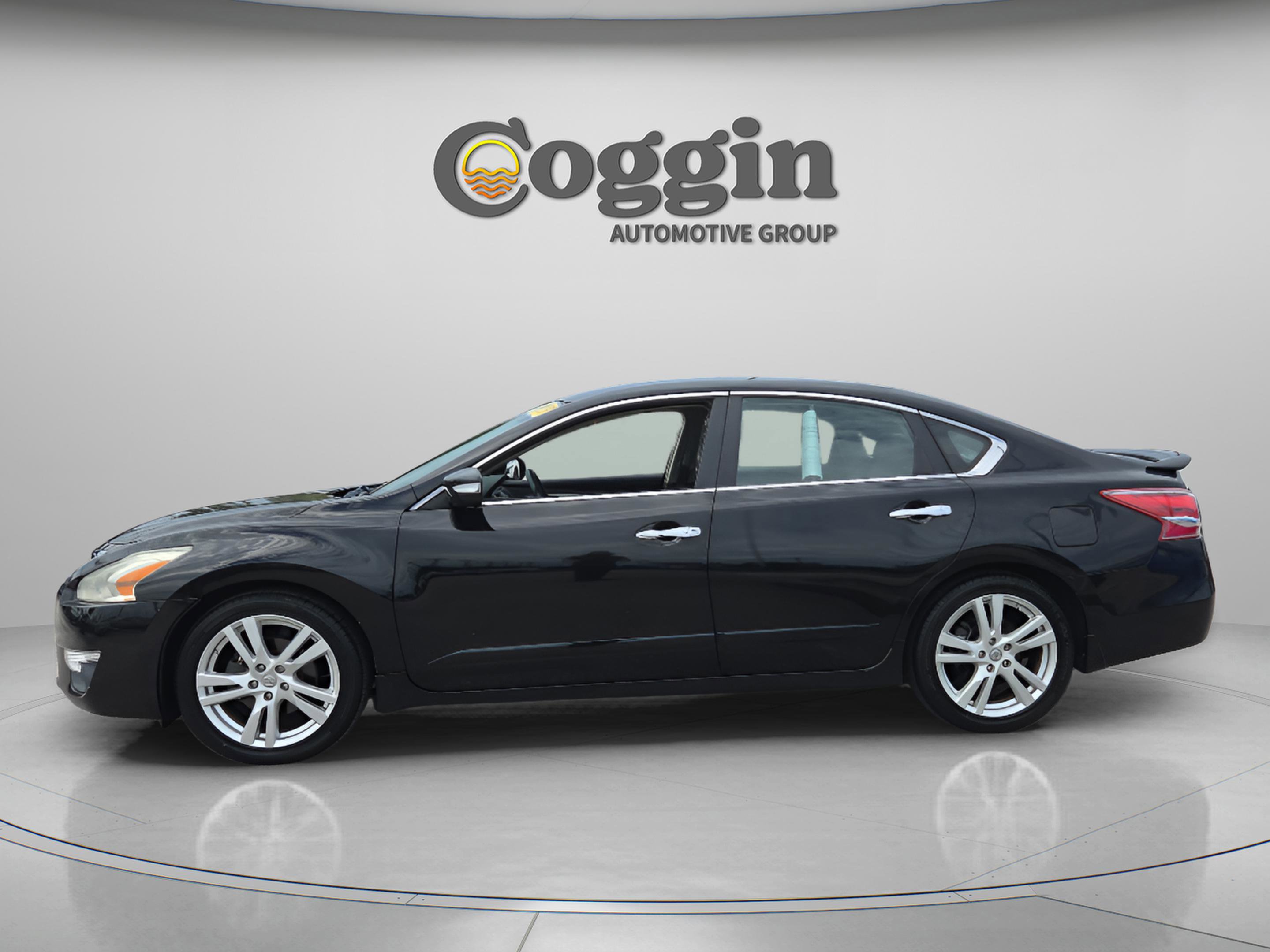 Used 2013 Nissan Altima 3.5 SL w/ Technology Pkg FWD image 2