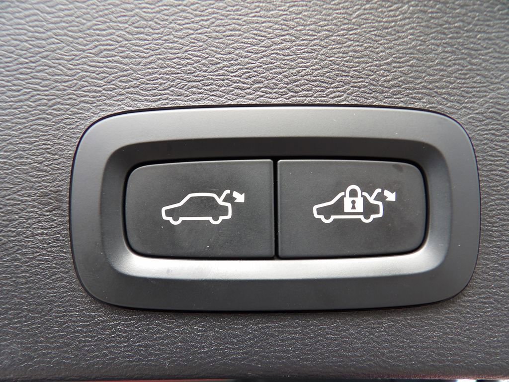 Used 2021 Volvo XC40 T5 R-Design w/ Climate Package image 25