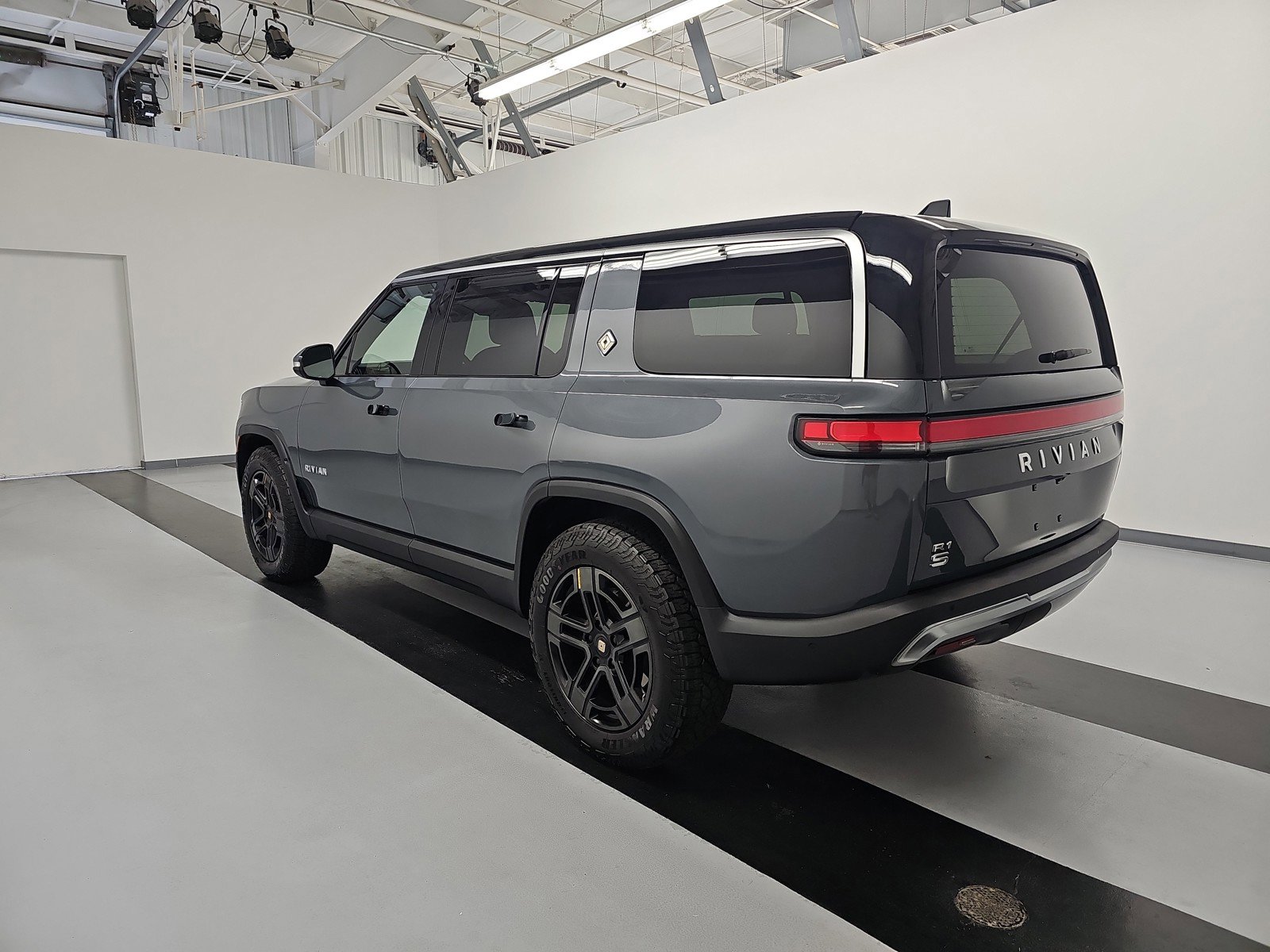 Used 2024 Rivian R1S Adventure AWD/4WD image 3