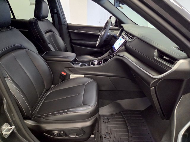 Used 2025 Jeep Grand Cherokee Limited RWD image 19