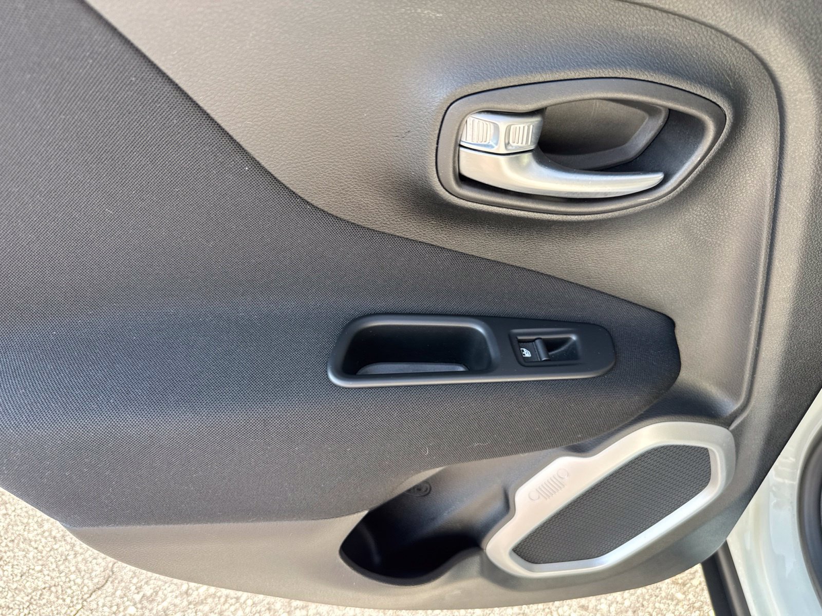 Used 2018 Jeep Renegade Latitude AWD/4WD image 12