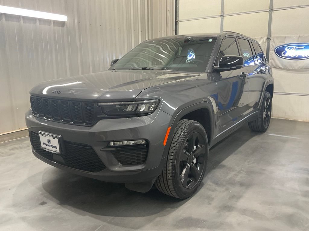Used 2025 Jeep Grand Cherokee Limited w/ Black Appearance Package RWD image 3