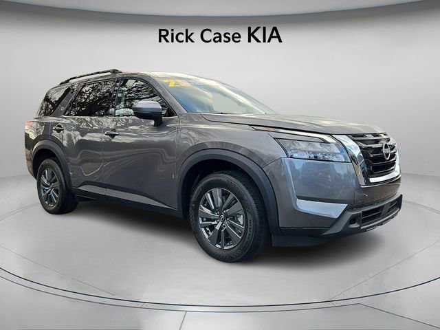 Used 2025 Nissan Pathfinder SV image 9