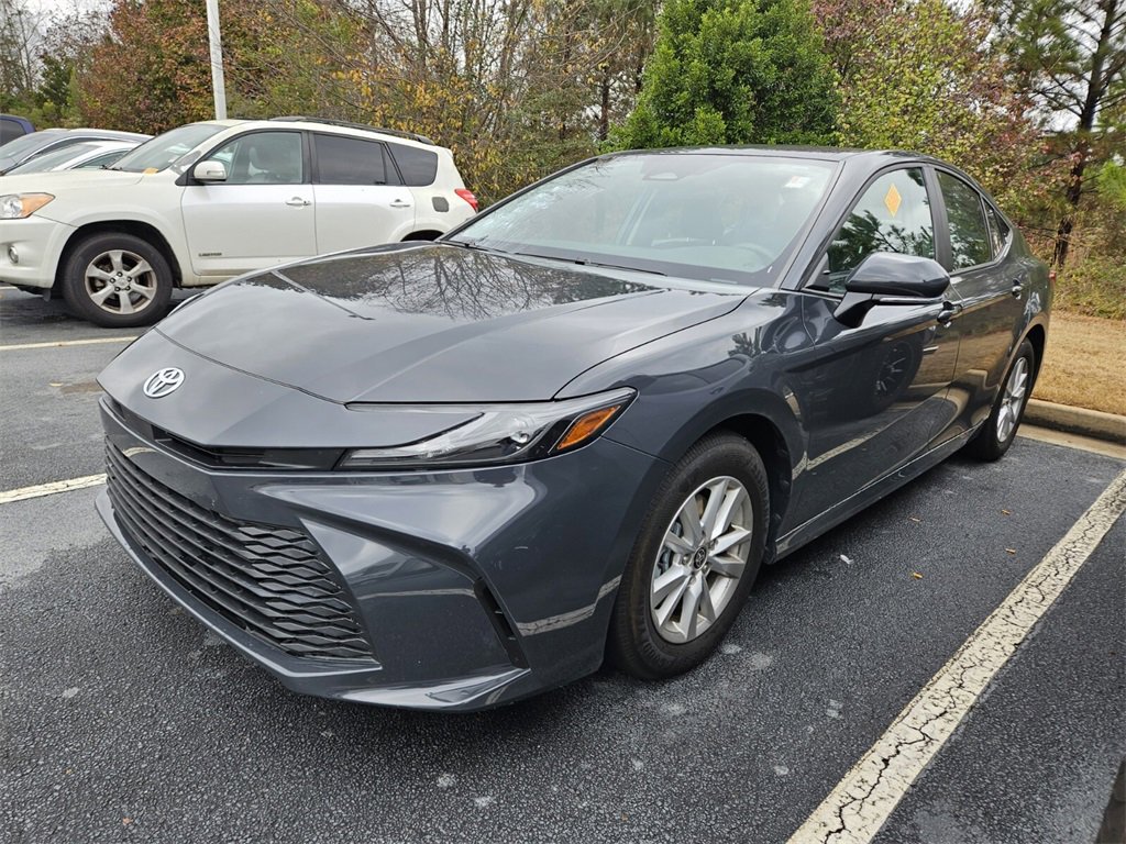 Used 2025 Toyota Camry LE image 3