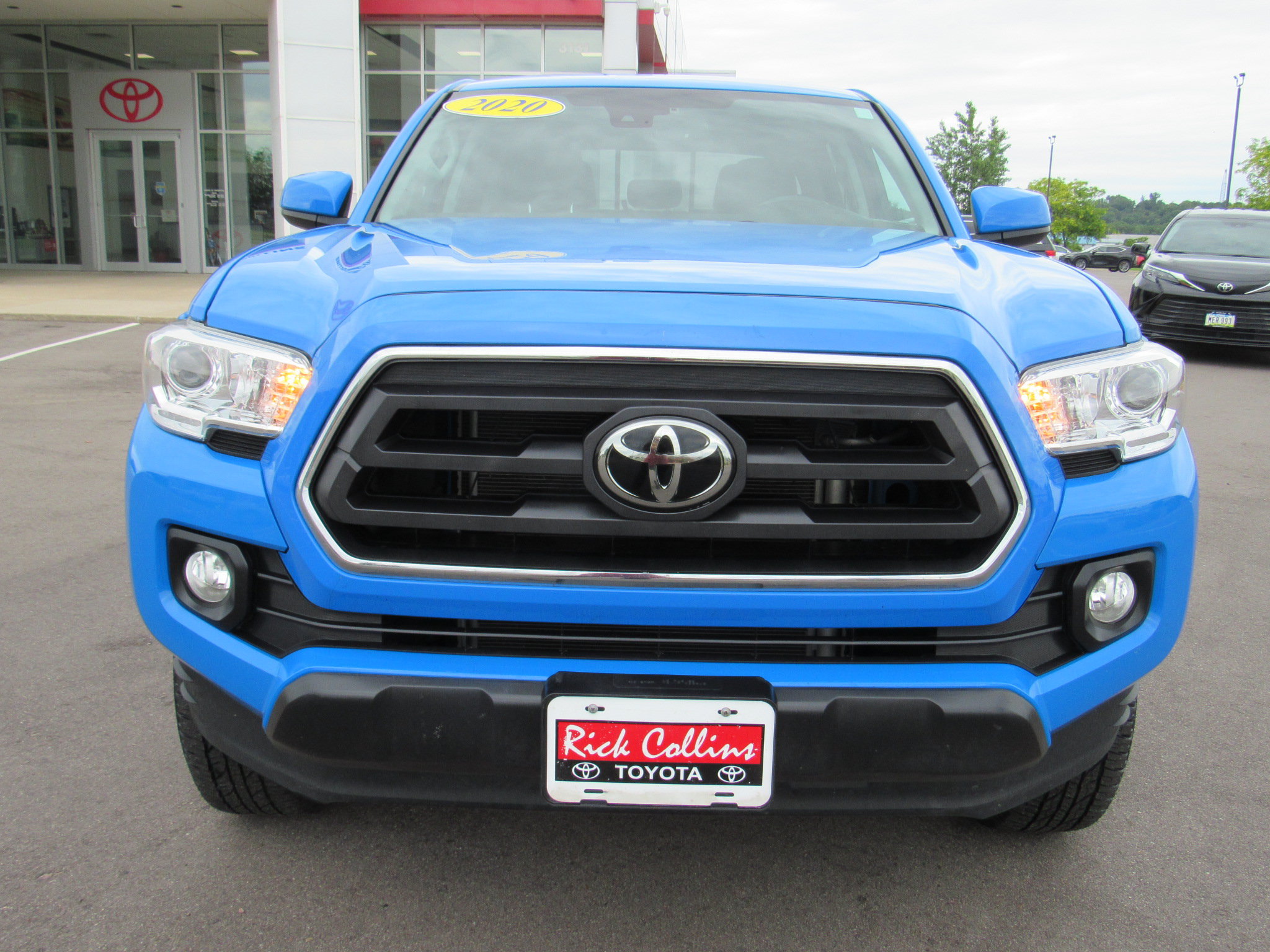 Used 2020 Toyota Tacoma SR5 w/ Blackout Package AWD/4WD image 3