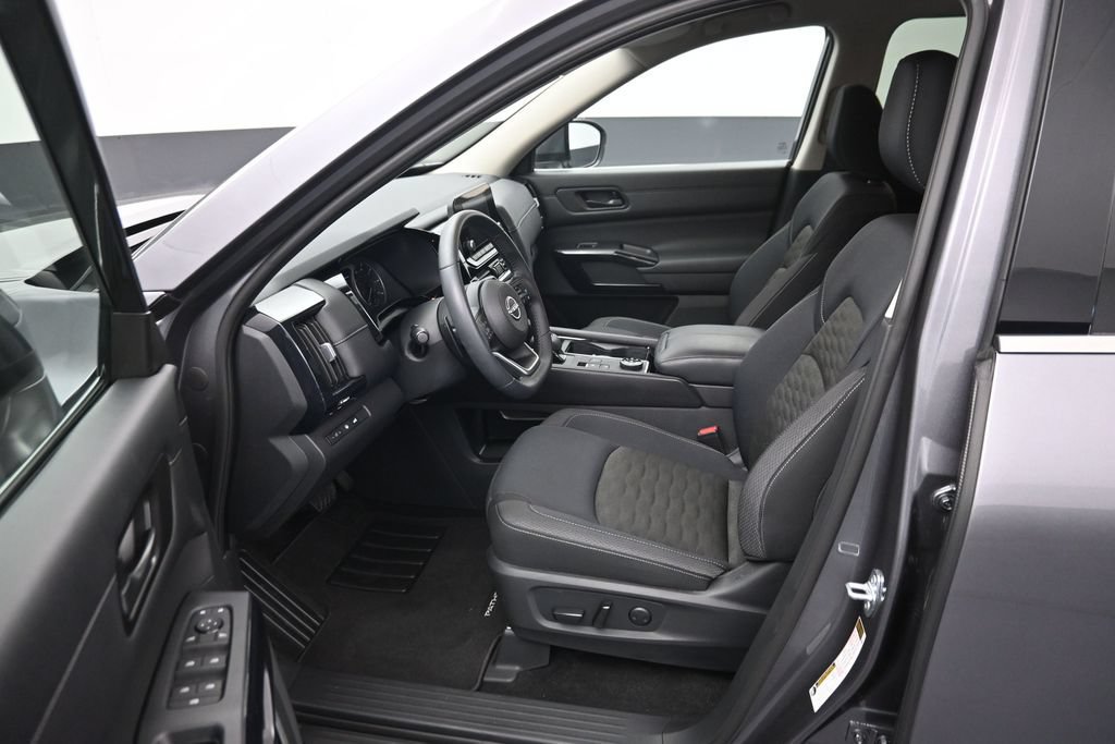 Used 2025 Nissan Pathfinder SV AWD/4WD image 9
