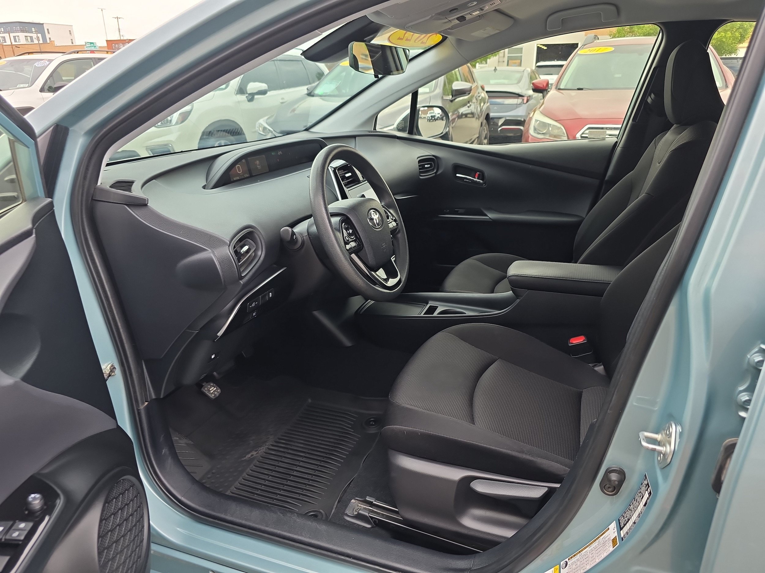 Used 2022 Toyota Prius L Eco FWD image 2