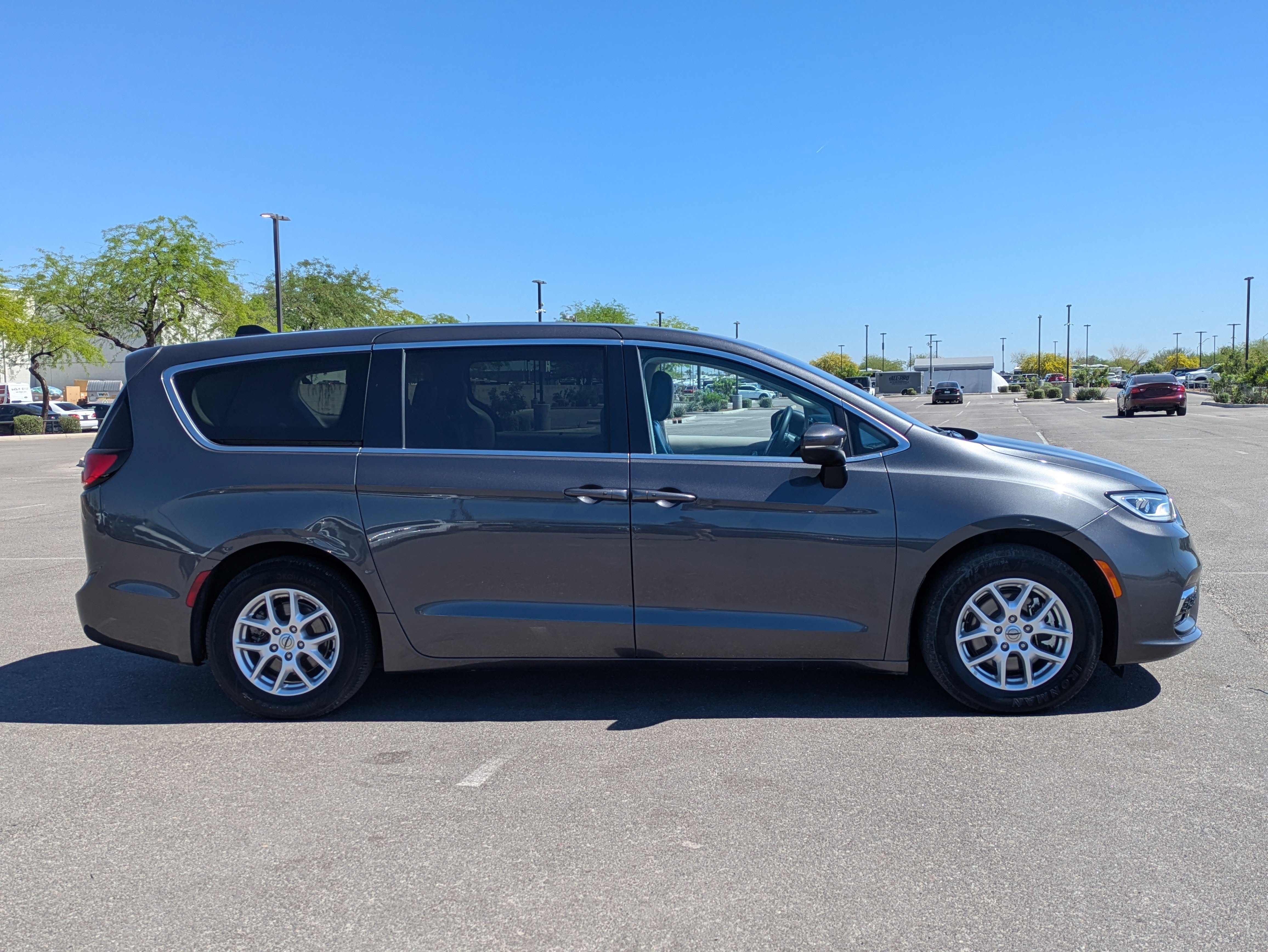 Used 2023 Chrysler Pacifica Touring-L FWD image 6
