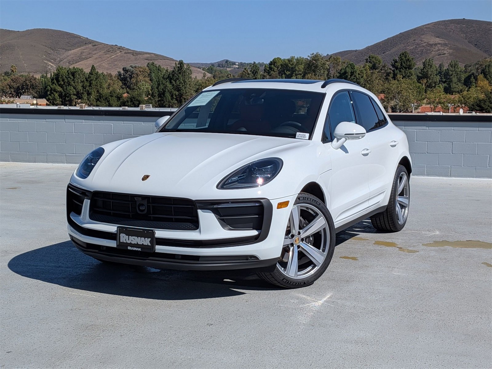 Certified 2025 Porsche Macan image 1