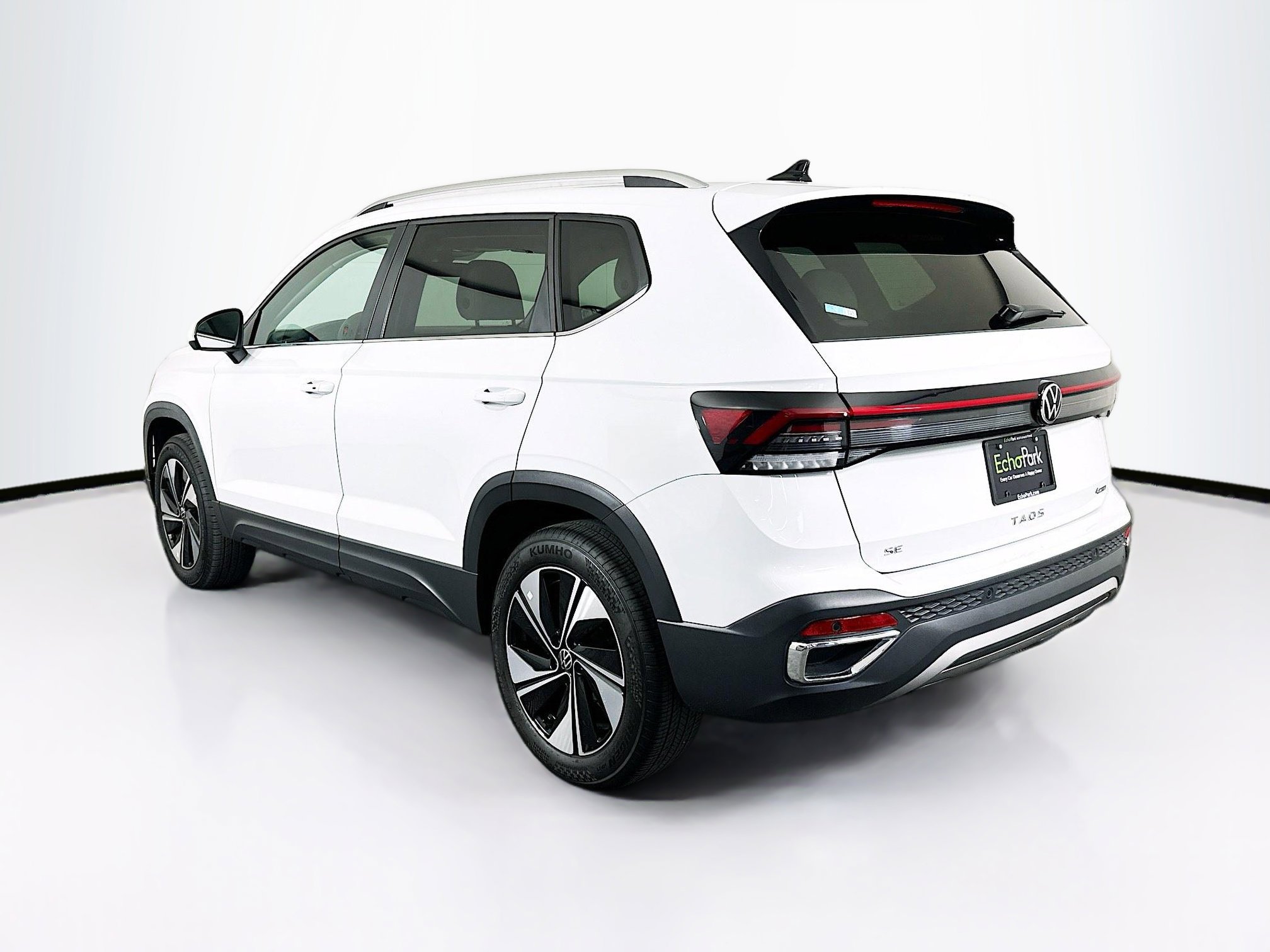 Used 2025 Volkswagen Taos SE w/ Panoramic Sunroof Package AWD/4WD image 5