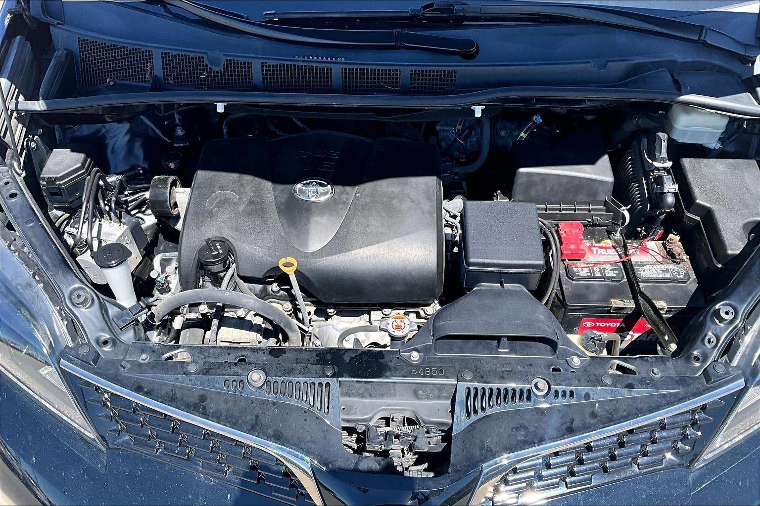 Used 2018 Toyota Sienna SE Premium w/ Carpet Mat Package FWD image 29