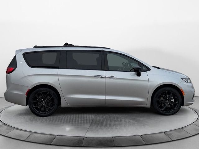 New 2026 Chrysler Pacifica Limited w/ S Appearance Package FWD image 2