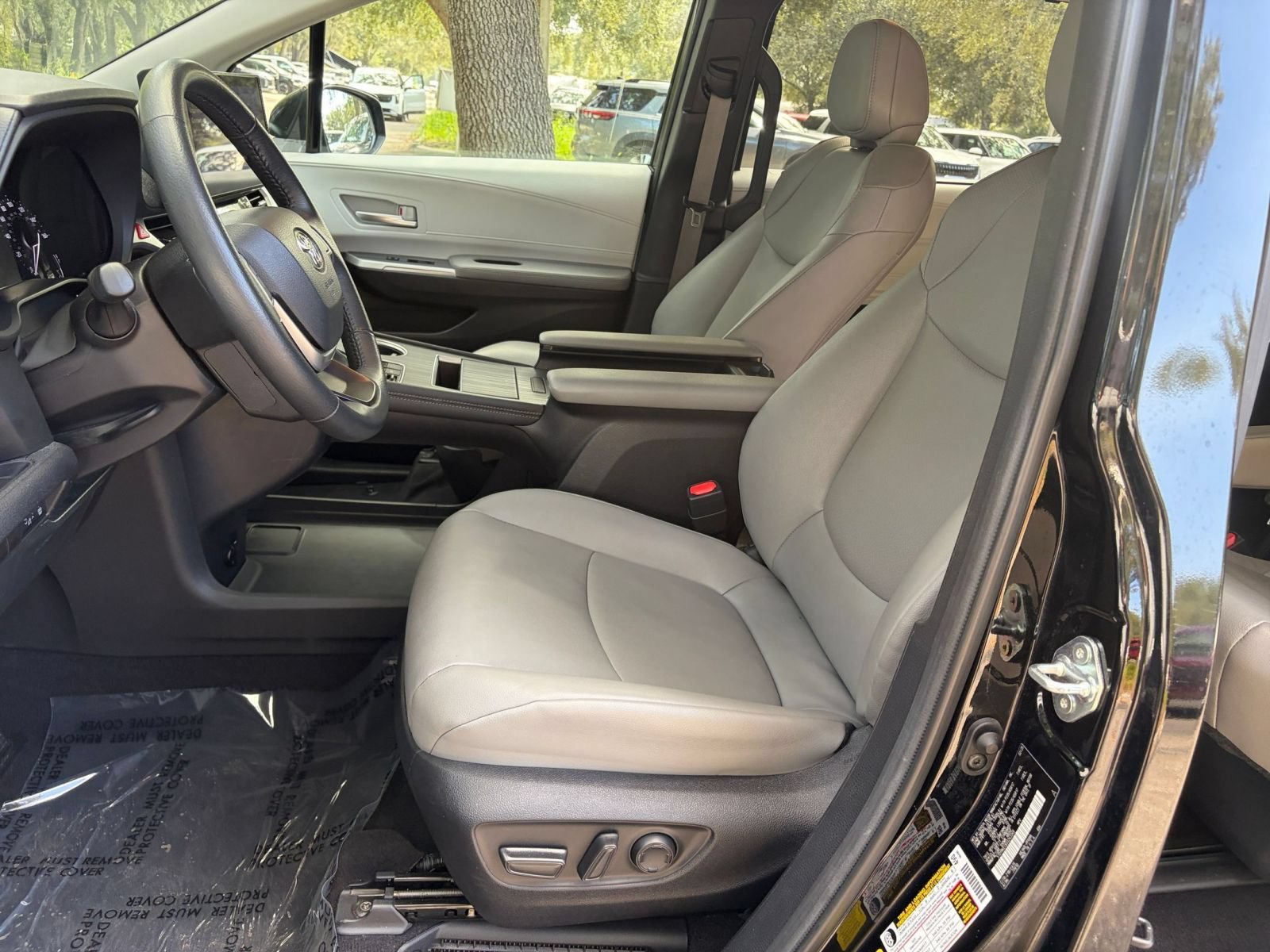 Used 2025 Toyota Sienna XLE FWD image 28