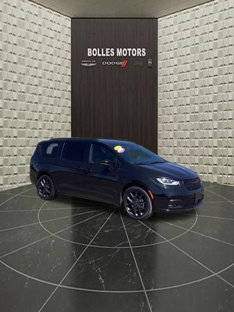 Certified 2023 Chrysler Pacifica Touring-L w/ S Appearance Package AWD/4WD image 2