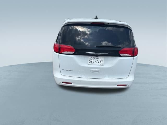 Used 2023 Chrysler Voyager LX FWD image 9