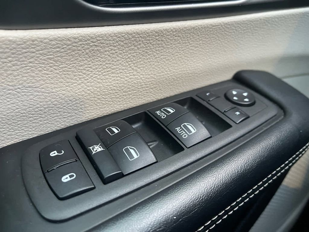 Used 2022 Chrysler Pacifica Touring-L FWD image 19