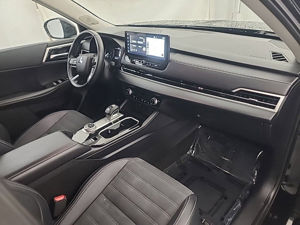 Used 2025 Mitsubishi Outlander SE AWD/4WD image 13