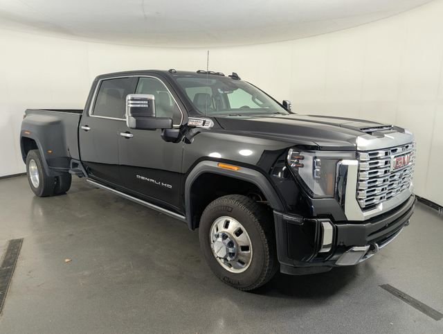 Used 2024 GMC Sierra 3500 Denali w/ Technology Package image 2