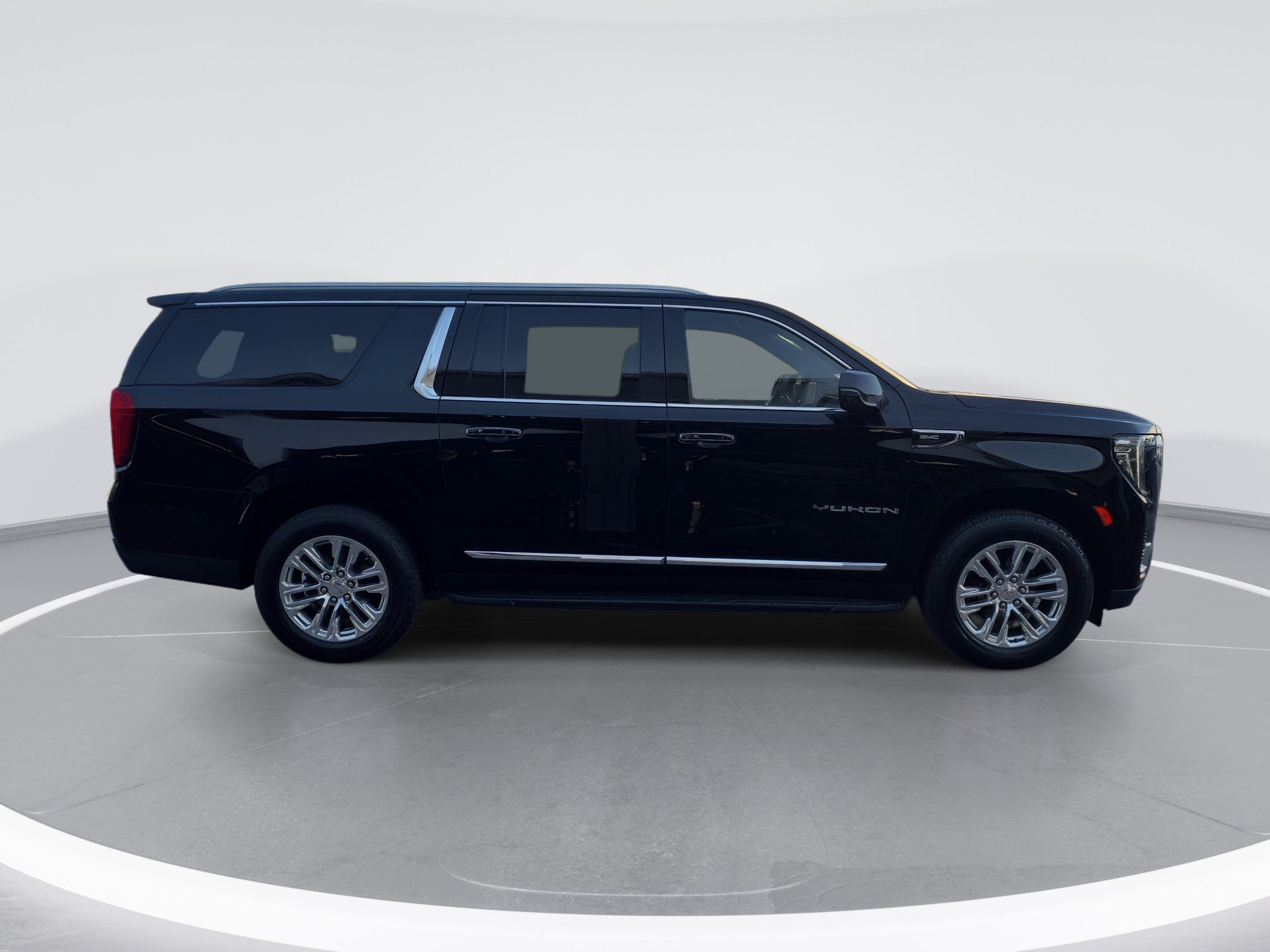 Used 2022 GMC Yukon XL SLT w/ SLT Premium Package AWD/4WD image 2