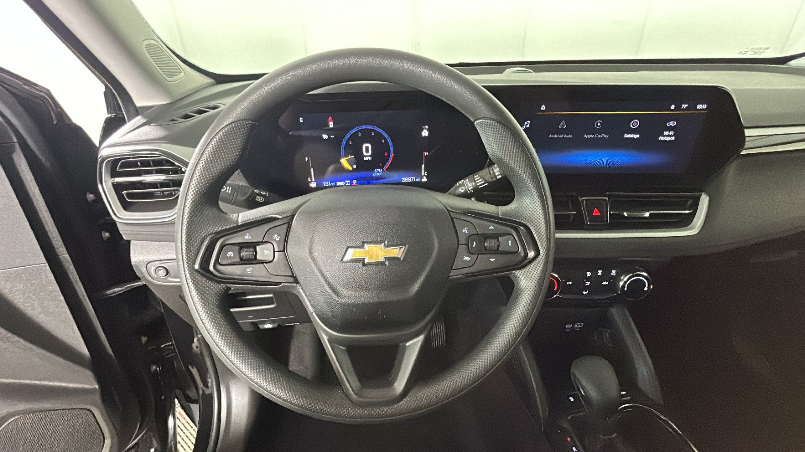 Used 2025 Chevrolet TrailBlazer LT AWD/4WD image 17