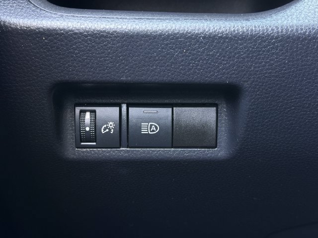Used 2021 Toyota RAV4 LE FWD image 20