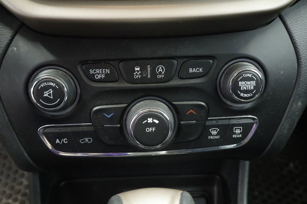Certified 2016 Jeep Cherokee Latitude w/ Cold Weather Group FWD image 28