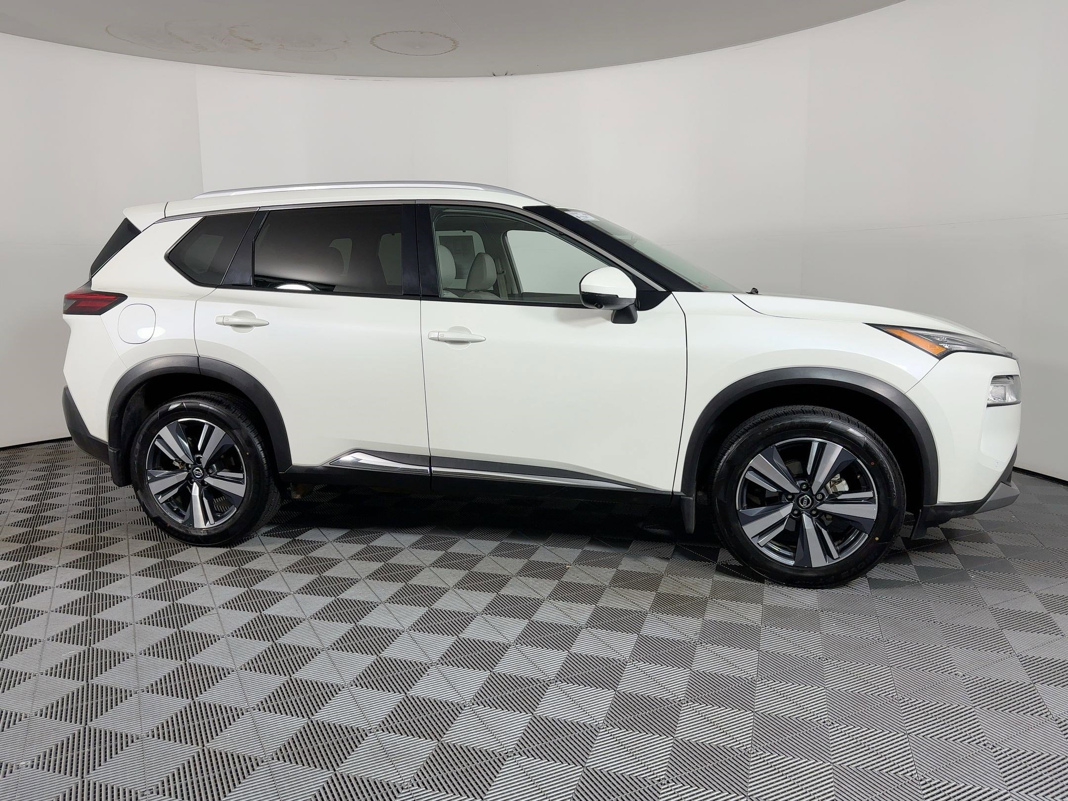 Used 2021 Nissan Rogue SL w/ Premium Package image 6