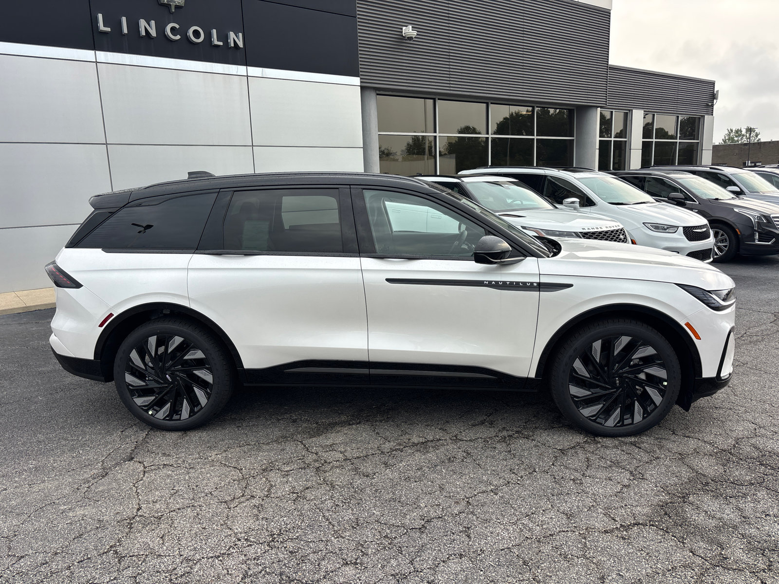 New 2026 Lincoln Nautilus Reserve w/ Jet Appearance Package AWD/4WD image 8