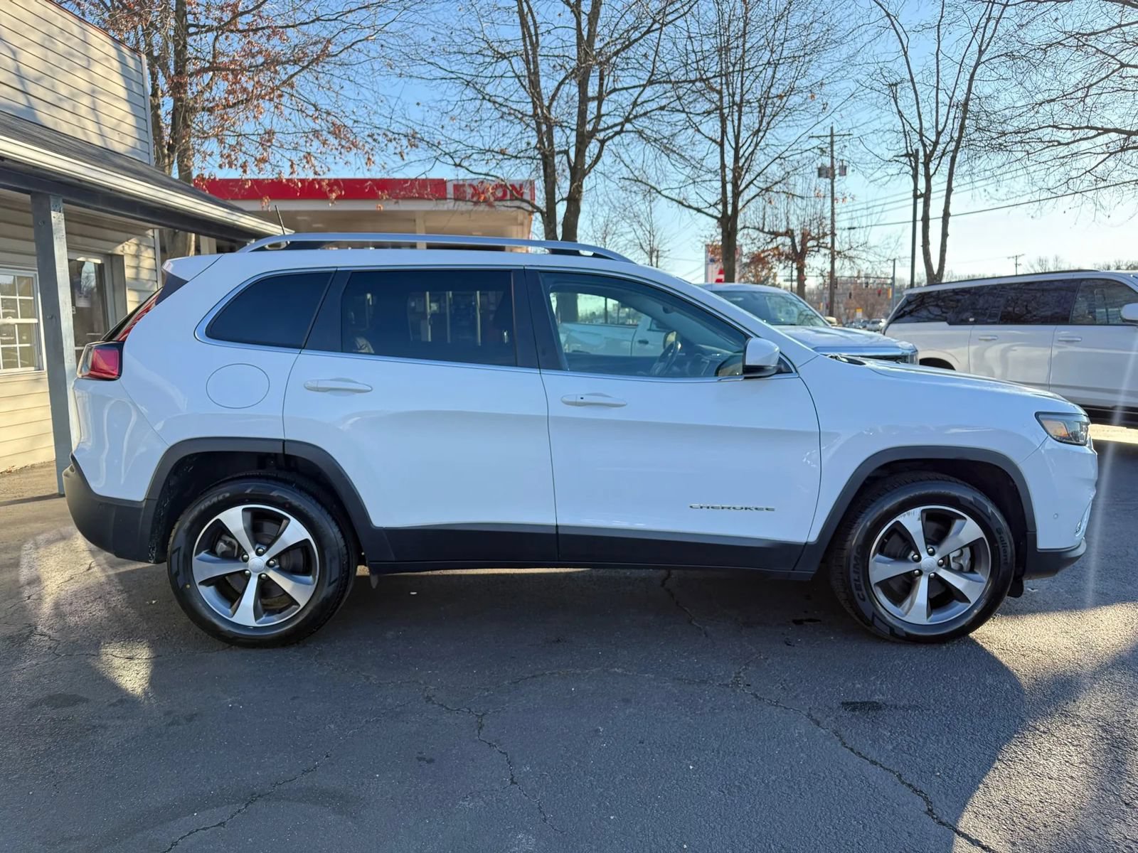 Used 2021 Jeep Cherokee Limited AWD/4WD image 2