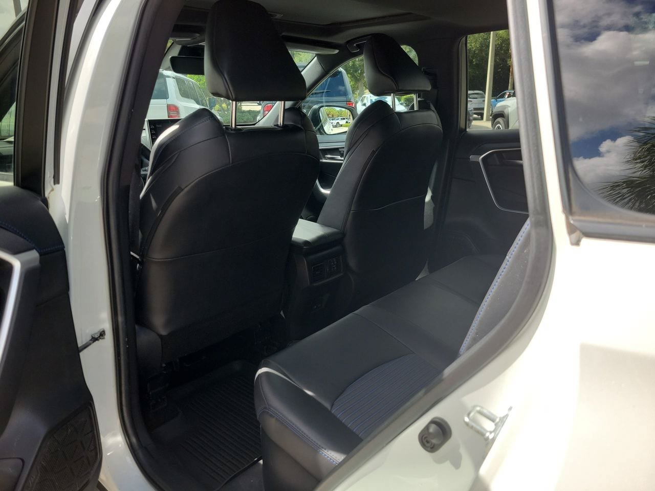 Used 2022 Toyota RAV4 XSE w/ XSE Grade Weather Package AWD/4WD image 10