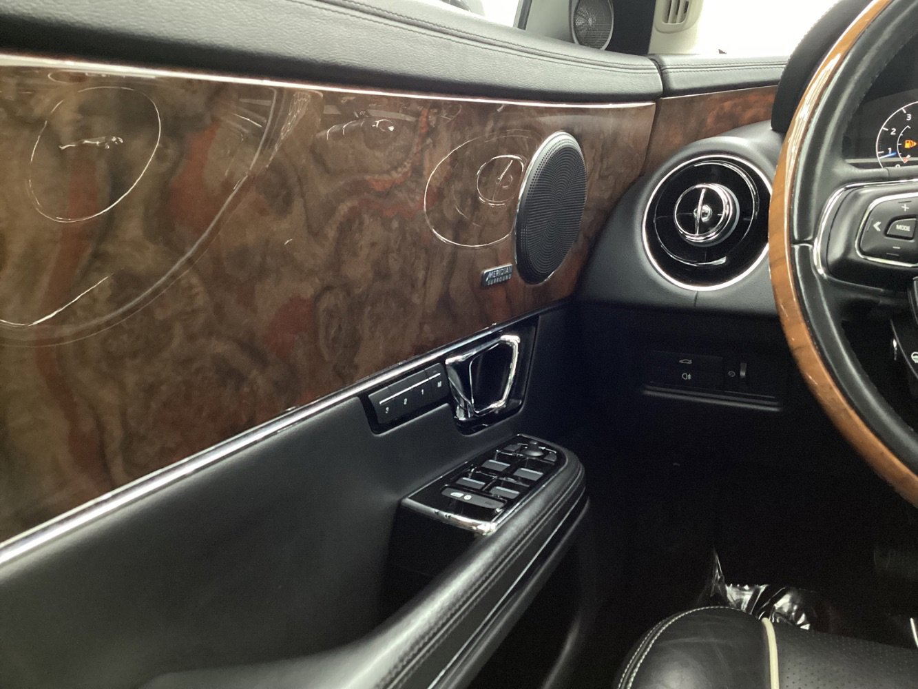 Used 2018 Jaguar XJ R-Sport image 41