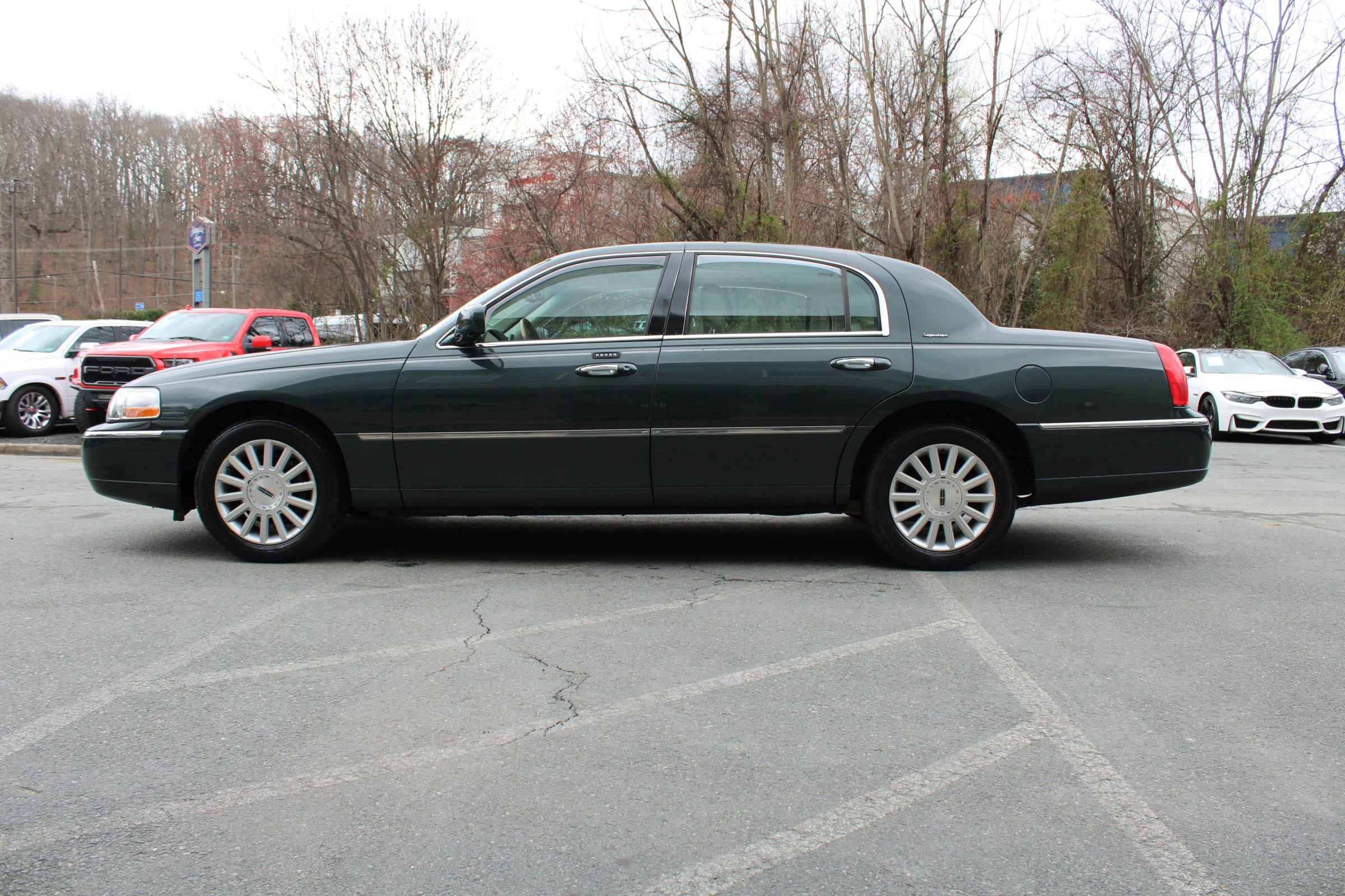 Used 2003 Lincoln Town Car Signature image 25