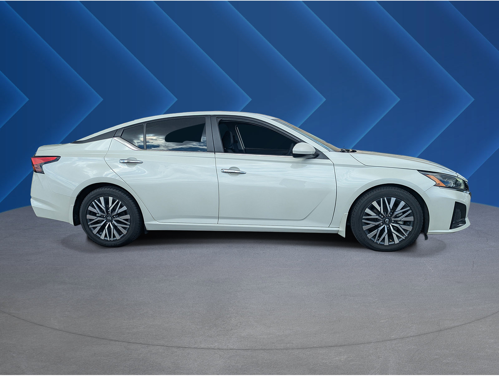 Used 2023 Nissan Altima 2.5 SV w/ SV Premium Package FWD image 2
