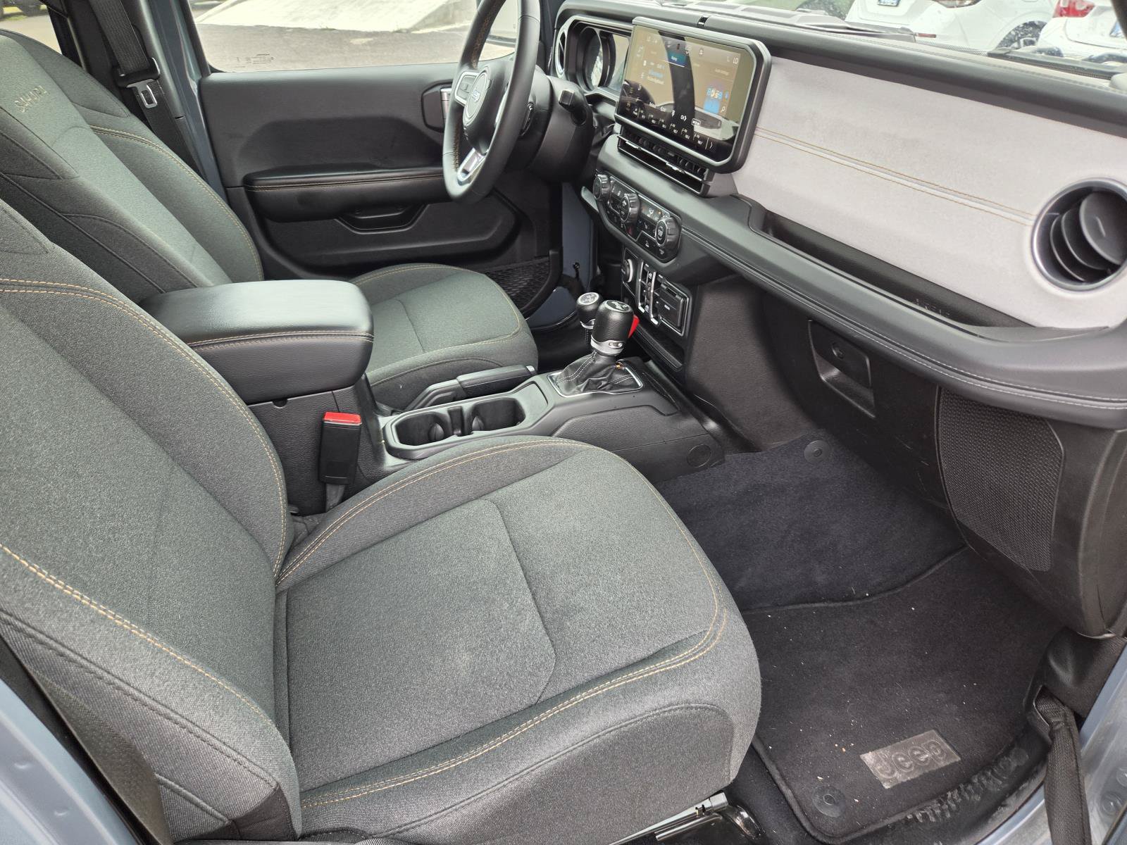 Used 2024 Jeep Wrangler Unlimited Sahara AWD/4WD image 9