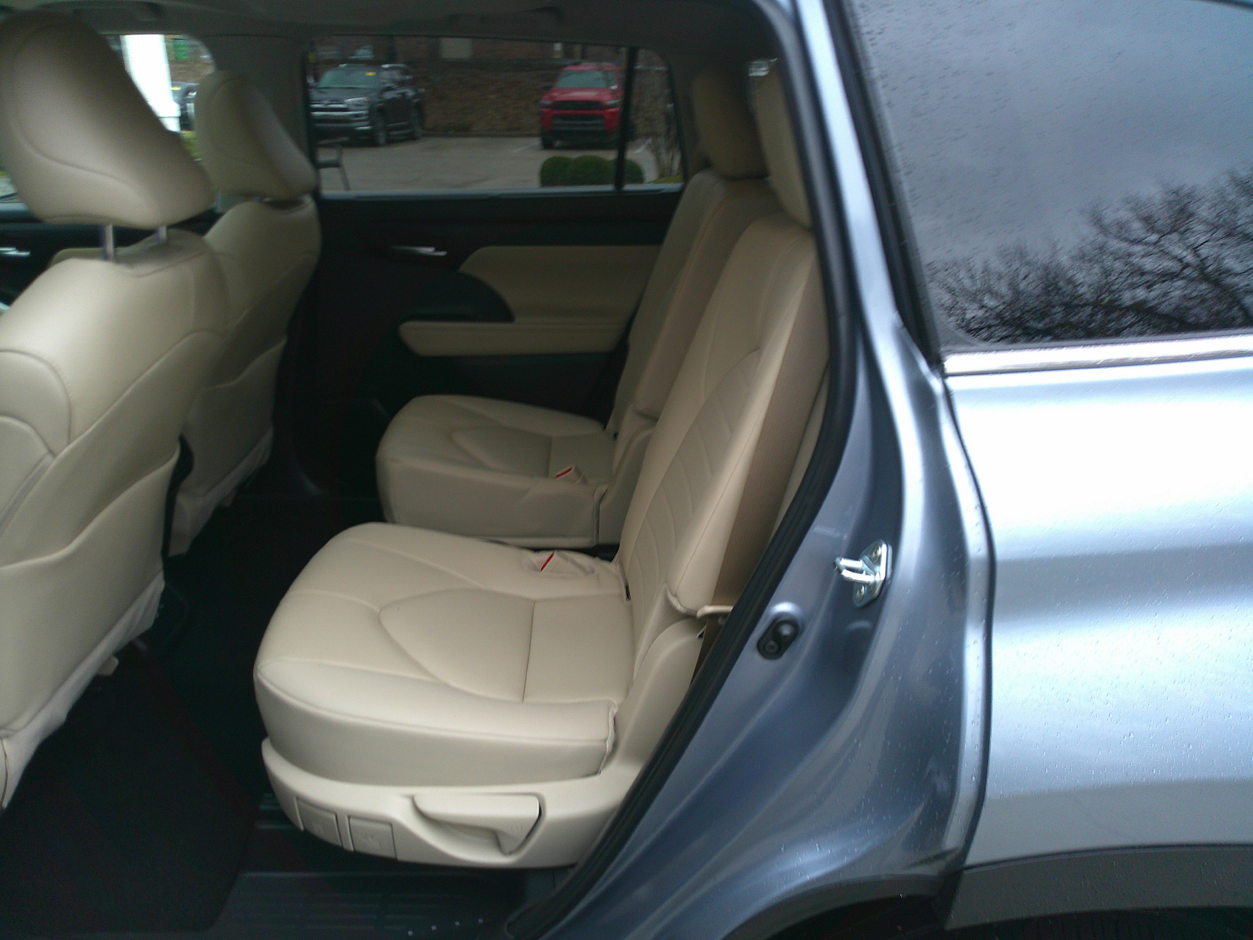 Used 2024 Toyota Highlander XLE image 32