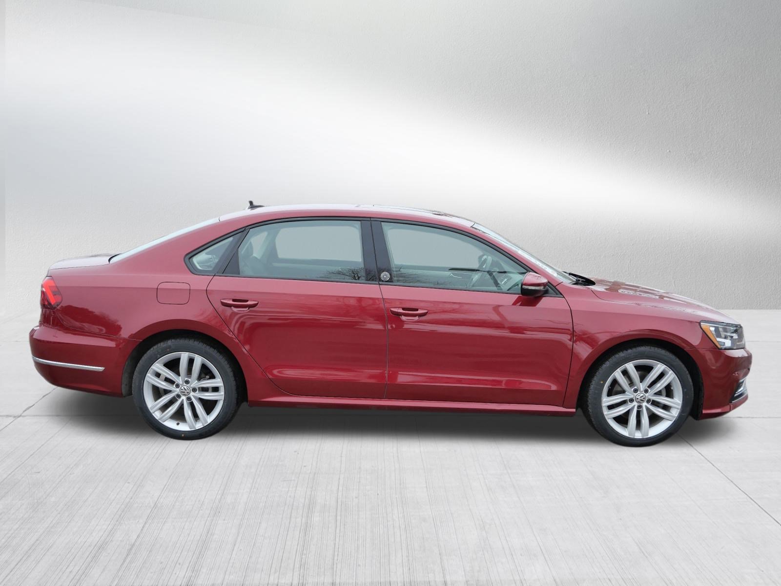 Used 2019 Volkswagen Passat 2.0T Wolfsburg image 8