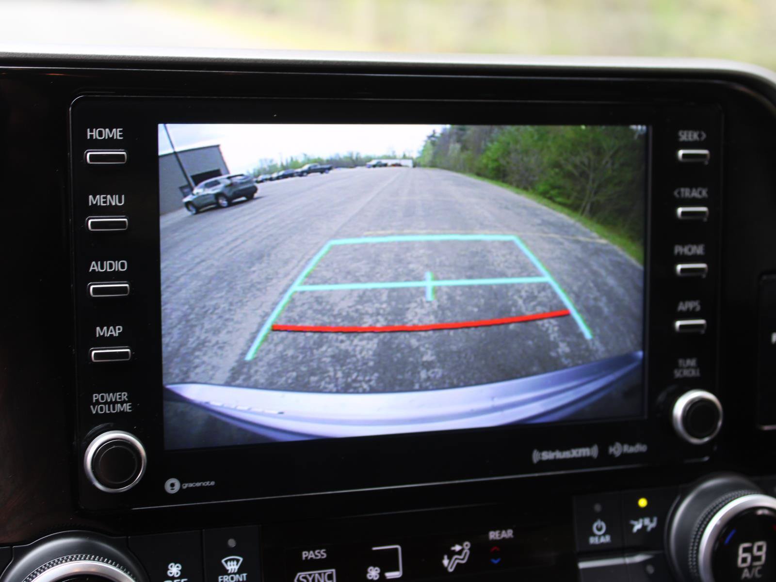 Used 2021 Toyota Highlander XLE AWD/4WD image 15