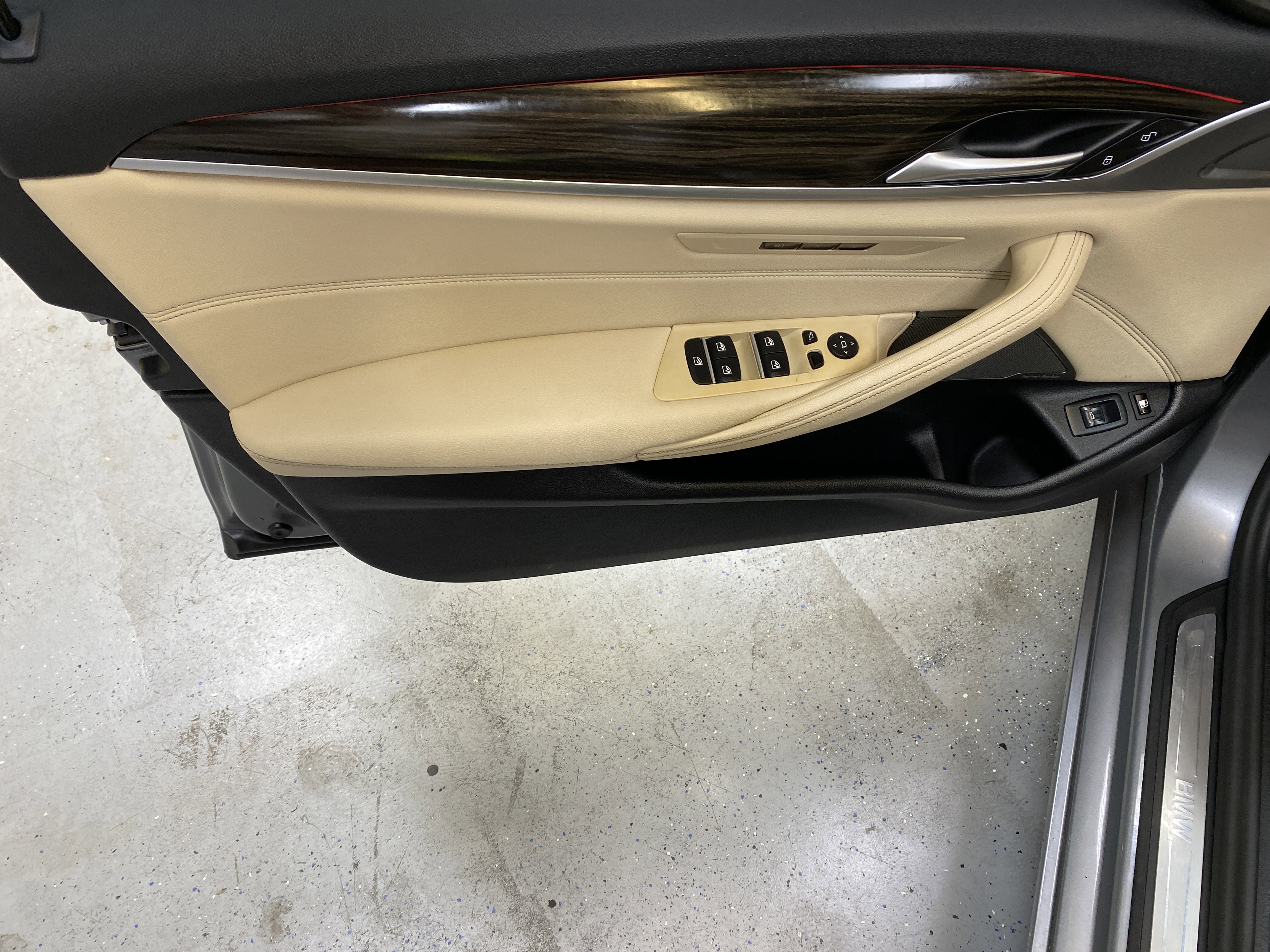 Used 2023 BMW 530e w/ Premium Package image 22