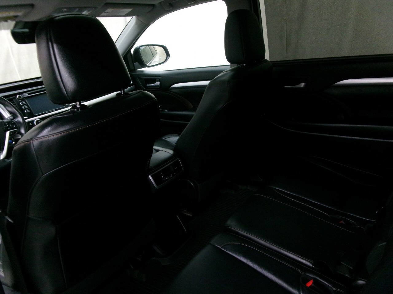 Used 2018 Toyota Highlander XLE image 17