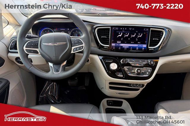 Used 2024 Chrysler Pacifica Touring-L image 6