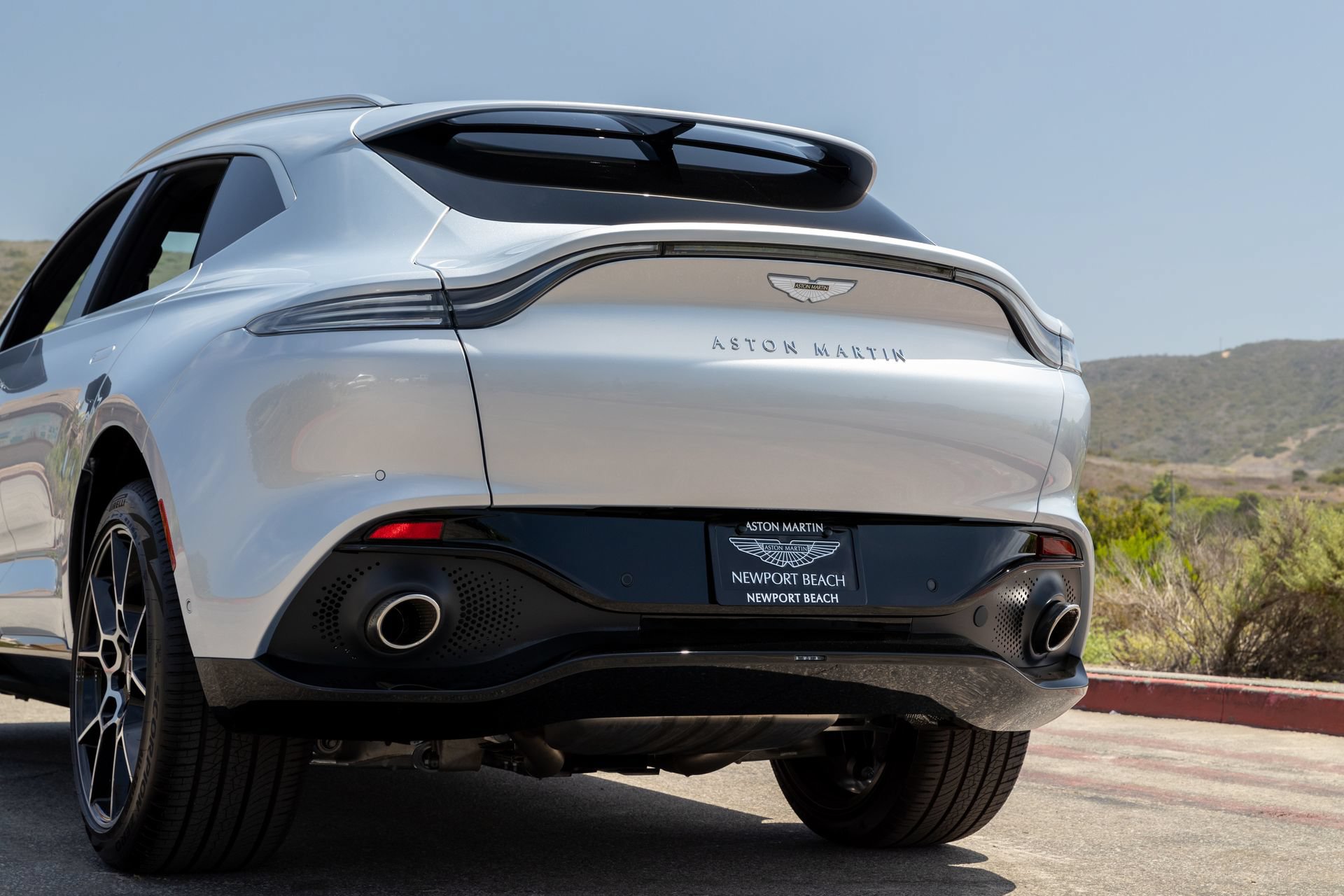 Used 2021 Aston Martin DBX AWD/4WD image 10