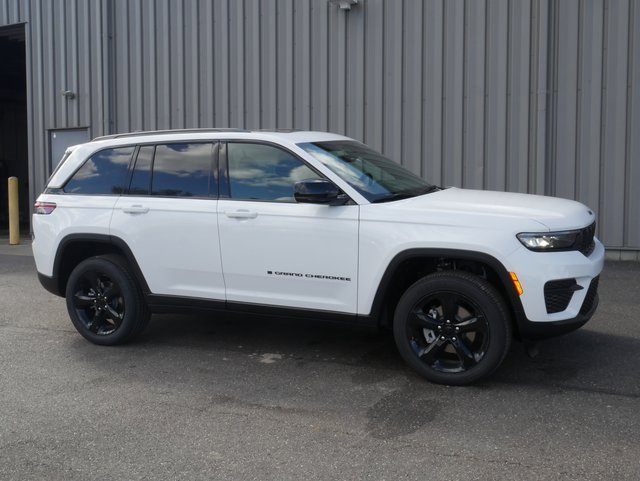 New 2025 Jeep Grand Cherokee Altitude image 9
