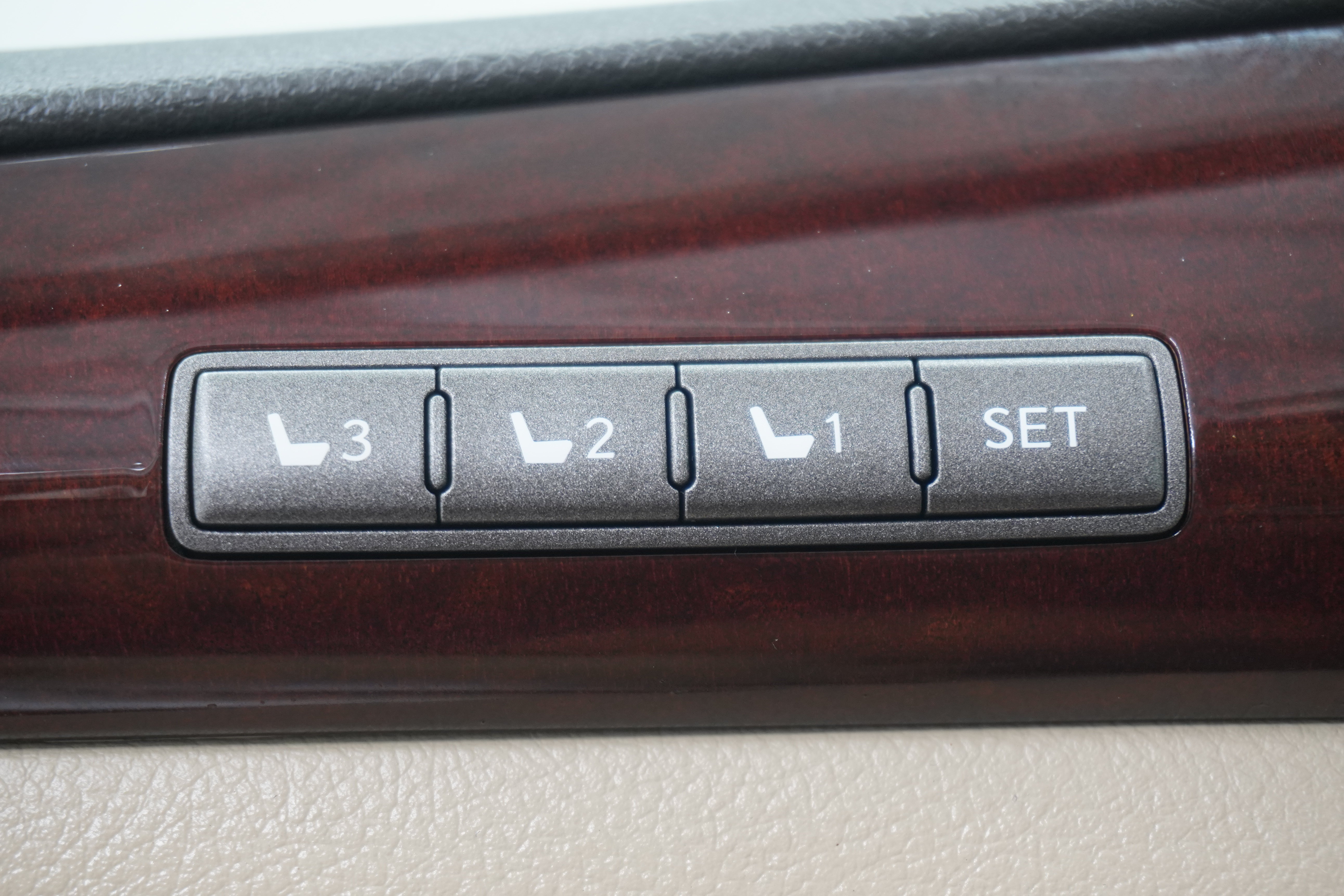 Used 2013 Lexus LX 570 4WD w/ Luxury Pkg w/Pre-crash image 18