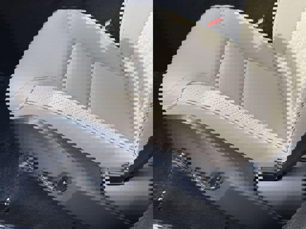 Certified 2025 Volvo XC90 B6 Plus image 16