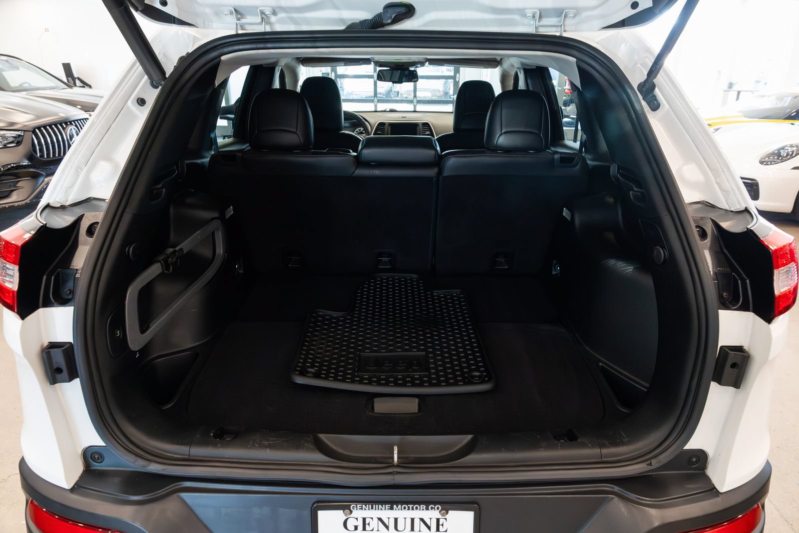 Used 2018 Jeep Cherokee Trailhawk w/ Comfort/Convenience Group AWD/4WD image 8