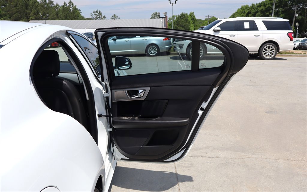 Used 2011 Jaguar XF RWD image 35