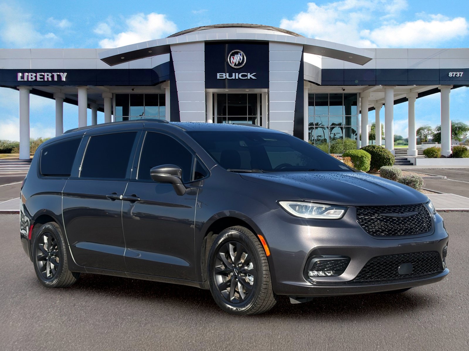 Used 2021 Chrysler Pacifica Touring w/ S Appearance Package FWD image 2